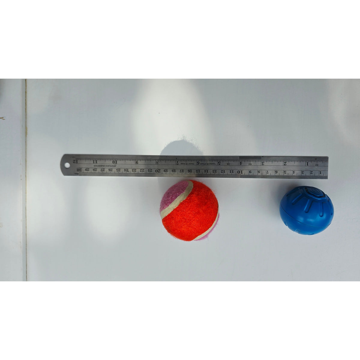 Tamaño de la pelota comparado con una pelota de tenis y una regla